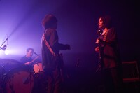 向かい合いながらギターを鳴らす木下理樹（Vo, G）と戸高賢史（G）。