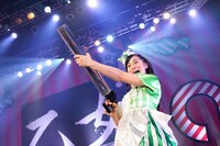 バズーカでチョコレートを発射する坂本遥奈。