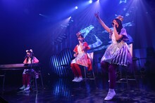 YUI「CHE.R.RY」をカバーする安藤ゆず、秋本帆華、大黒柚姫。