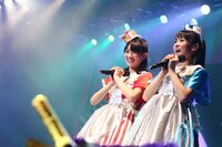 左から秋本帆華、咲良菜緒。