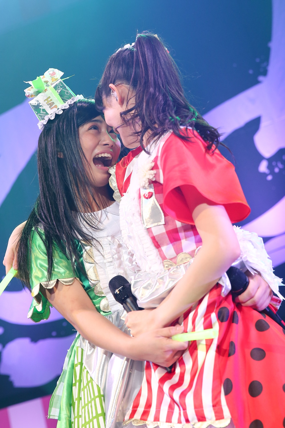 左から坂本遥奈、秋本帆華。