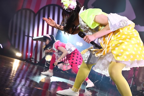 「抱きしめてアンセム」を踊る安藤ゆずと伊藤千由李。