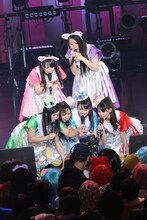 ライブビューイングのカメラに向かってしゃべるチームしゃちほこ。