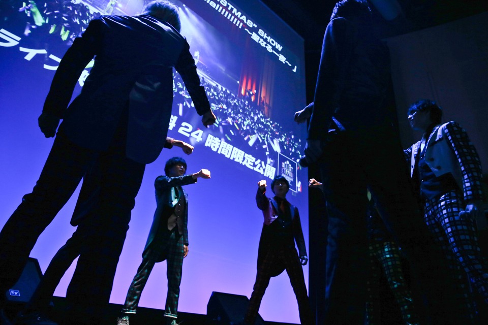 超特急「帰ってきた“スペシャルフィルムコンサート2015”～全人類へ届けたい！ここから生中継～」の様子。