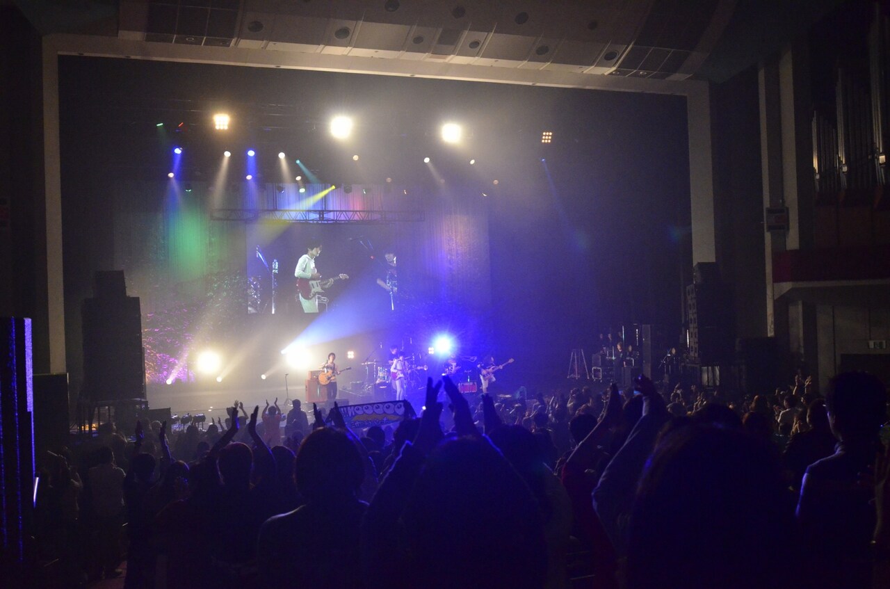 メジャーレーベル新人17組、NHKホールでフレッシュな競演