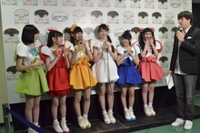 乙女新党のインタビューの様子。