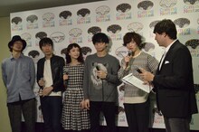 Czecho No Republicのインタビューの様子。