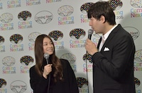 片平里菜のインタビューの様子。