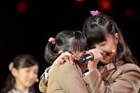 左から山出愛子、水野由結。