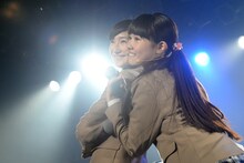 左から野津友那乃、田口華。