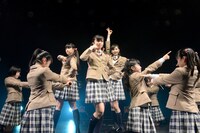「未完成シルエット」を披露するさくら学院。
