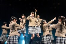 「未完成シルエット」を披露するさくら学院。