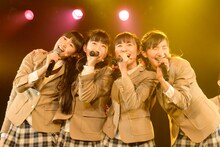 左から田口華、水野由結、菊地最愛、野津友那乃。