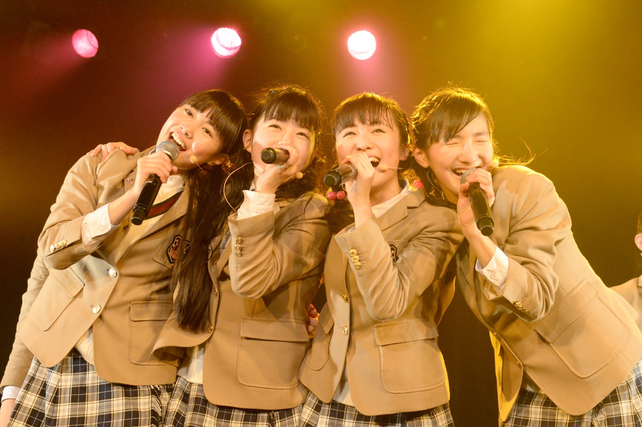 左から田口華、水野由結、菊地最愛、野津友那乃。
