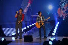 コブクロ「東京ランウェイ」出演時の様子。