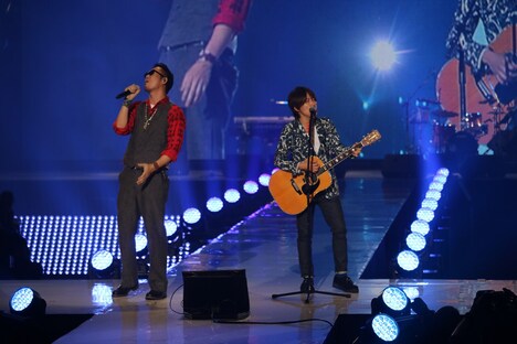 コブクロ「東京ランウェイ」出演時の様子。