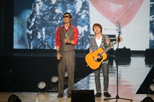 コブクロ「東京ランウェイ」出演時の様子。