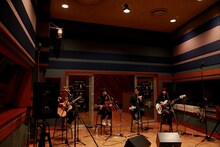 WHITE ASH「THE DARK BLACK GROOVE」先行試聴会でのアコースティックライブの様子。