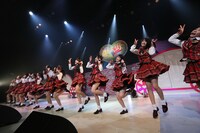 AKB48「TOYOTA presents AKB48 チーム8全国ツアー～47の素敵な街へ～」鳥取公演の様子。(c)AKS
