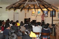 吉川友によるバレンタインイベントの様子。