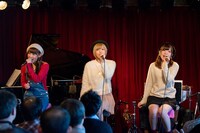 まなみのりさによるライブの様子。