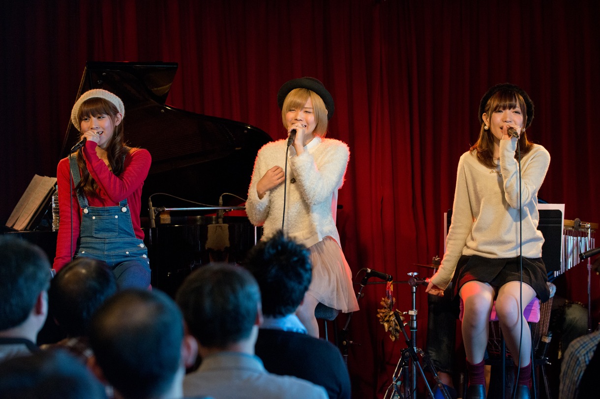 まなみのりさによるライブの様子。
