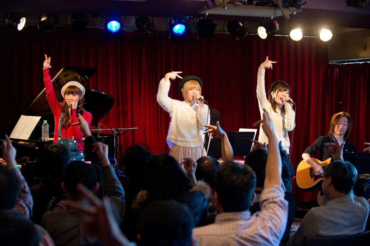 まなみのりさによるアコースティックライブの様子。