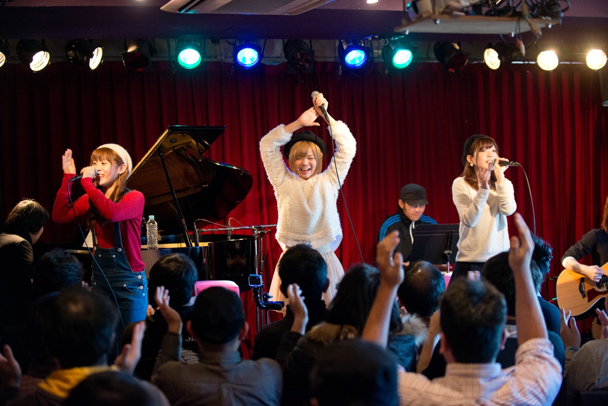 まなみのりさによるライブの様子。