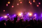 「Welcome![Alexandros]LIVE」なんばHatch公演での[Alexandros]のパフォーマンスの様子。（Photo by KAZUKI WATANABE）