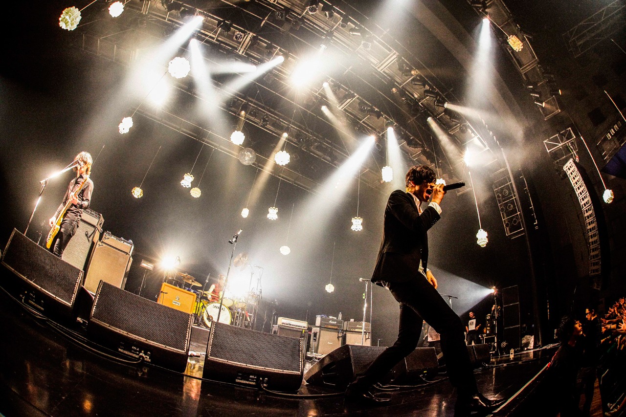 「Welcome![Alexandros]LIVE」なんばHatch公演での[Alexandros]のパフォーマンスの様子。（Photo by KAZUKI WATANABE）