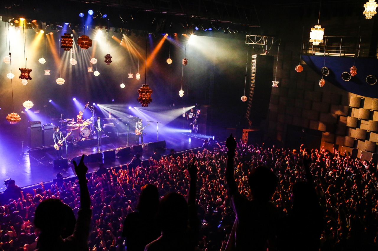 「Welcome![Alexandros]LIVE」なんばHatch公演での[Alexandros]のパフォーマンスの様子。（Photo by KAZUKI WATANABE）