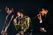 「Welcome![Alexandros]LIVE」なんばHatch公演での[Alexandros]と稲村太佑（アルカラ）によるセッションの様子。（Photo by KAZUKI WATANABE）