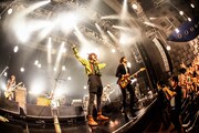 「Welcome![Alexandros]LIVE」なんばHatch公演での[Alexandros]と稲村太佑（アルカラ）によるセッションの様子。（Photo by KAZUKI WATANABE）