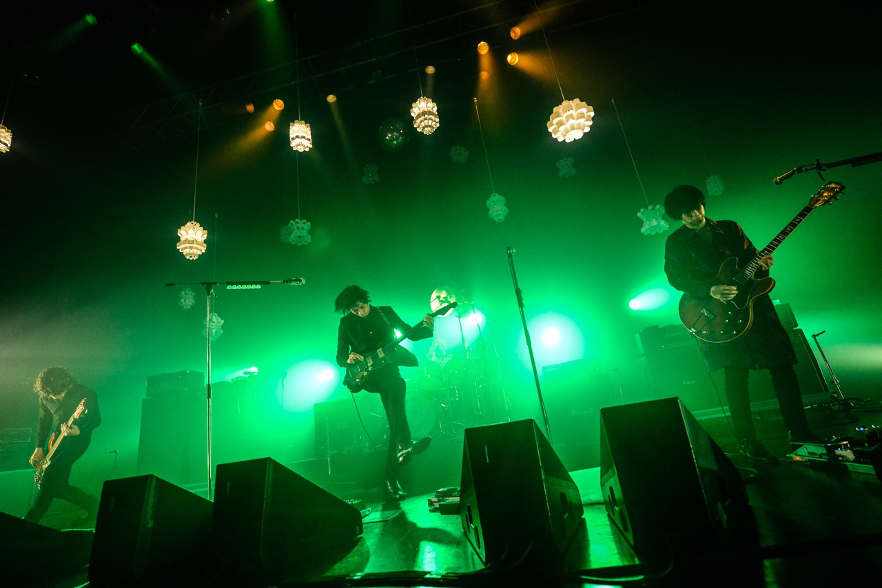 「Welcome![Alexandros]LIVE」新木場STUDIO COAST公演での[Alexandros]によるパフォーマンスの様子。（Photo by AZUSA TAKADA）