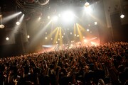 「Welcome![Alexandros]LIVE」新木場STUDIO COAST公演での[Alexandros]によるパフォーマンスの様子。（Photo by AZUSA TAKADA）