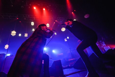 「Welcome![Alexandros]LIVE」新木場STUDIO COAST公演での[Alexandros]と川谷絵音（indigo la End / ゲスの極み乙女。）によるセッションの様子。（Photo by AZUSA TAKADA）