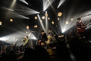 「Welcome![Alexandros]LIVE」新木場STUDIO COAST公演での[Alexandros]と稲村太佑（アルカラ）によるセッションの様子。（Photo by AZUSA TAKADA）