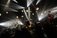 「Welcome![Alexandros]LIVE」新木場STUDIO COAST公演での[Alexandros]と稲村太佑（アルカラ）によるセッションの様子。（Photo by AZUSA TAKADA）