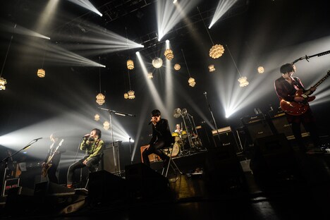 「Welcome![Alexandros]LIVE」新木場STUDIO COAST公演での[Alexandros]と稲村太佑（アルカラ）によるセッションの様子。（Photo by AZUSA TAKADA）