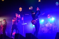 「Welcome![Alexandros]LIVE」新木場STUDIO COAST公演での[Alexandros]と稲村太佑（アルカラ）によるセッションの様子。（Photo by AZUSA TAKADA）