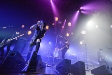 「Welcome![Alexandros]LIVE」新木場STUDIO COAST公演での[Alexandros]とMasato（coldrain）によるセッションの様子。（Photo by AZUSA TAKADA）