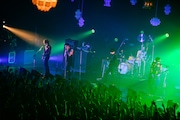 「Welcome![Alexandros]LIVE」新木場STUDIO COAST公演での[Alexandros]とMasato（coldrain）によるセッションの様子。（Photo by AZUSA TAKADA）