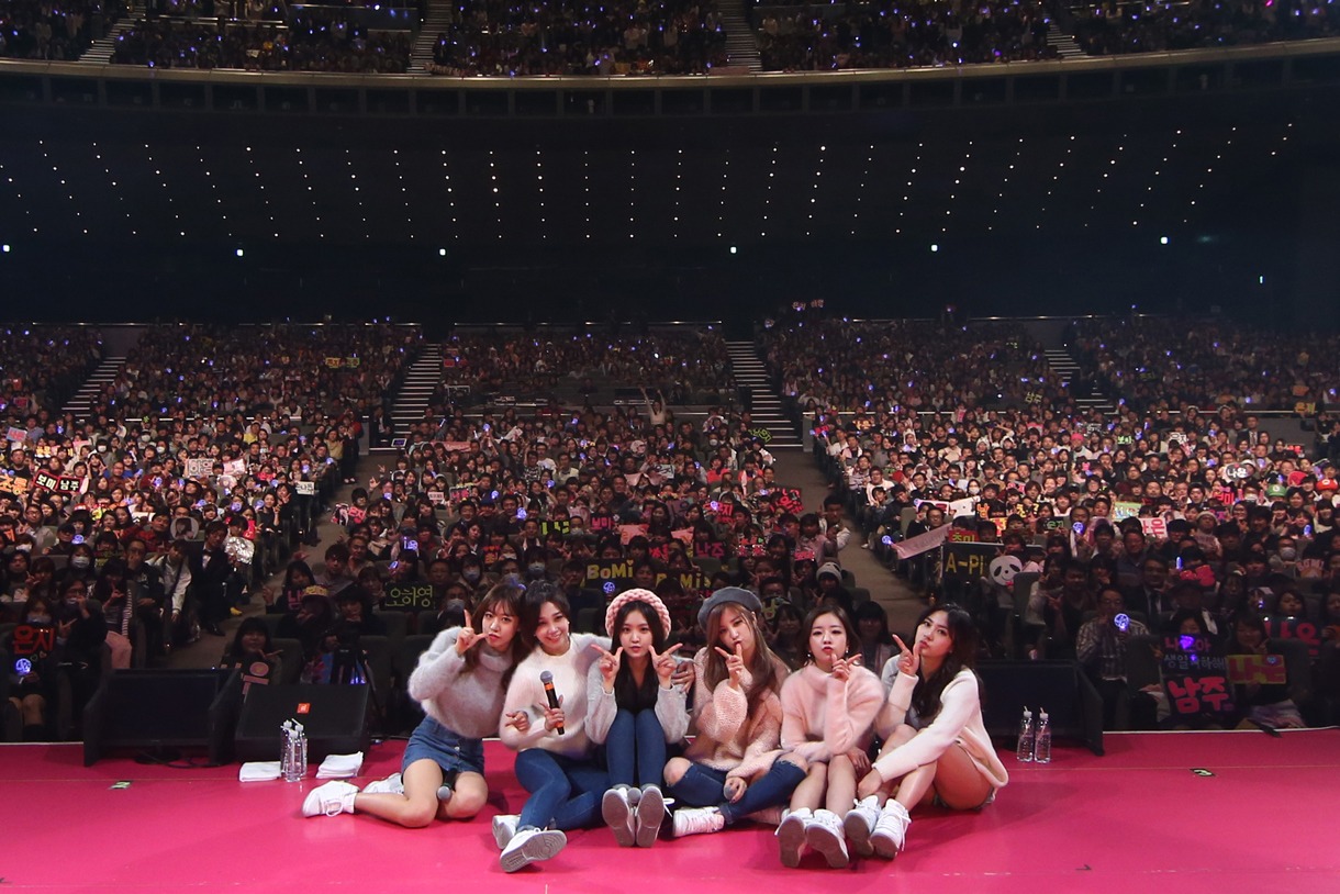ファンと記念撮影を行ったApink。左からナムジュ、ウンジ、ナウン、チョロン、ボミ、ハヨン。