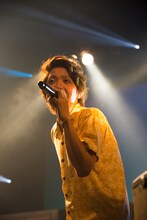 逗子三兄弟の東京・よみうりホール公演の様子。（Photo by Yoshifumi Shimizu）