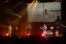 逗子三兄弟の東京・よみうりホール公演の様子。（Photo by Yoshifumi Shimizu）