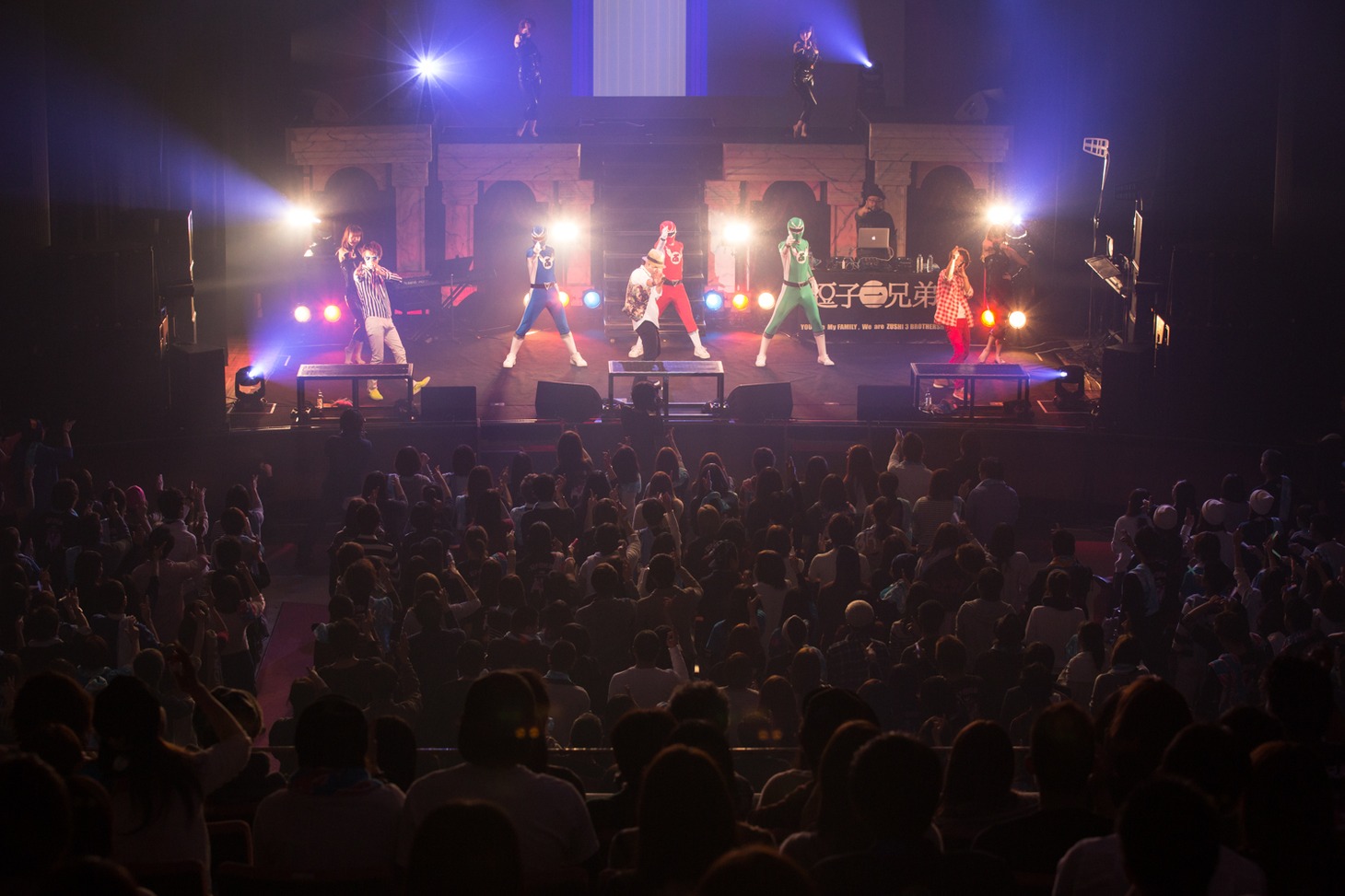 逗子三兄弟の東京・よみうりホール公演の様子。（Photo by Yoshifumi Shimizu）