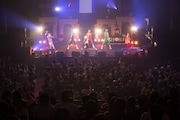 逗子三兄弟の東京・よみうりホール公演の様子。(Photo by Yoshifumi Shimizu)
