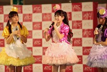 左から清井咲希、彩木咲良、堀くるみ。