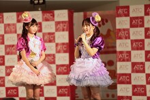 左から彩木咲良、堀くるみ。