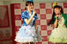 左から春名真依、根岸可蓮。